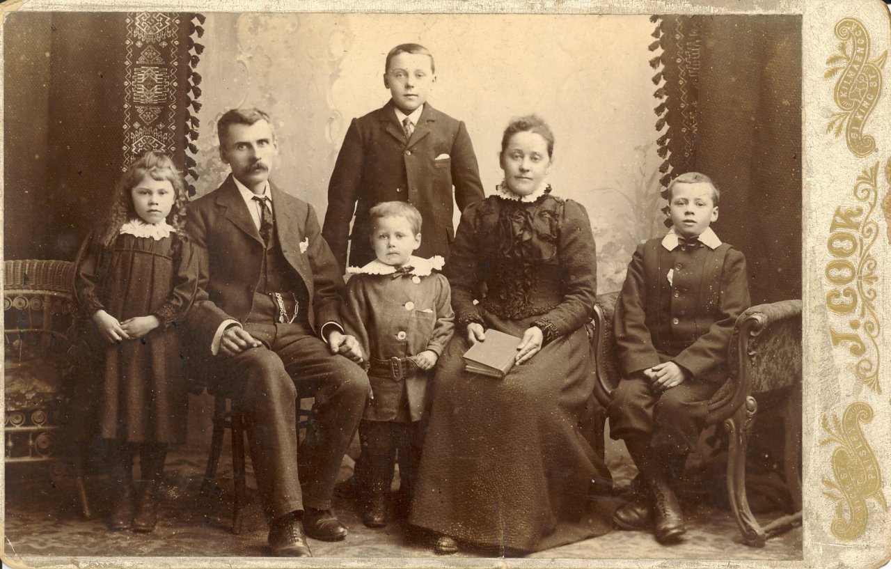 Family of James Borthwick (1862-1935) Margaret Hardie B, James Borthwick (Snr), James, Thomas, Christina (nee White), Andrew (Guessed from relative ages)